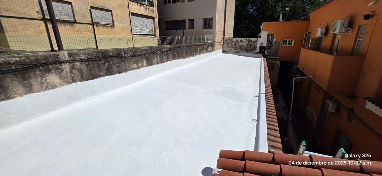 Techo impermeabilizado con membrana blanca en Córdoba capital